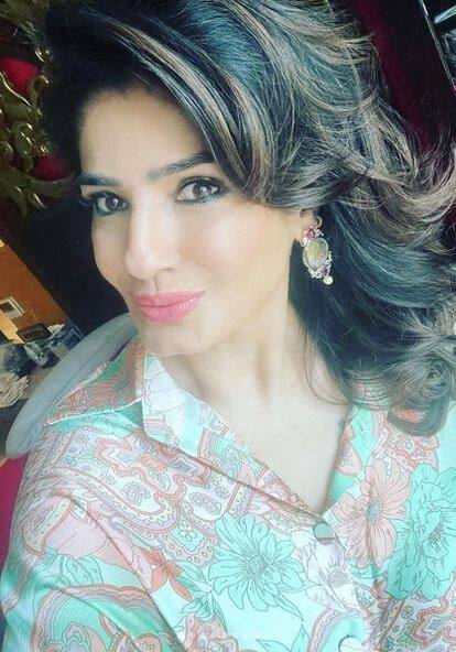 ਇਸ ਲੁੱਕ ਦੇ ਨਾਲ ਹੀ ਅਦਾਕਾਰਾ ਰਵੀਨਾ ਟੰਡਨ ਨੇ ਕਈ ਤਰ੍ਹਾਂ ਦੇ ਐਕਸਪ੍ਰੈਸ਼ਨ ਵੀ ਦਿੱਤੇ ਹਨ।