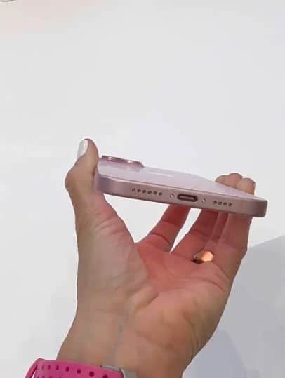 14ப்ரோ மாடலில் இருந்த பஞ்ச்- ஹோல் டிஸ்பிளே மாடல் தற்போது ஐபோன் 15 சீரிஸின் ஸ்டேண்டர்ட் மாடலிலும் வழங்கப்பட்டுள்ளது. மியூட் சுவிட்ச் பட்டனுக்கு பதிலாக ஆக்‌ஷன் சுவிட்ச் பட்டன் வழங்கப்பட்டுள்ளது. கேமரா உள்ளிட்ட அம்சங்களும் மேம்படுத்தப்பட்டுள்ளன. ஐபோன் 15 ப்ரோ மாடலை பொறுத்தவரை பெரிதாக மாற்றமில்லை. அதற்கு, நல்ல பினிஷிங் டச் கொடுக்கப்பட்டுள்ளது என சொல்லலாம்.