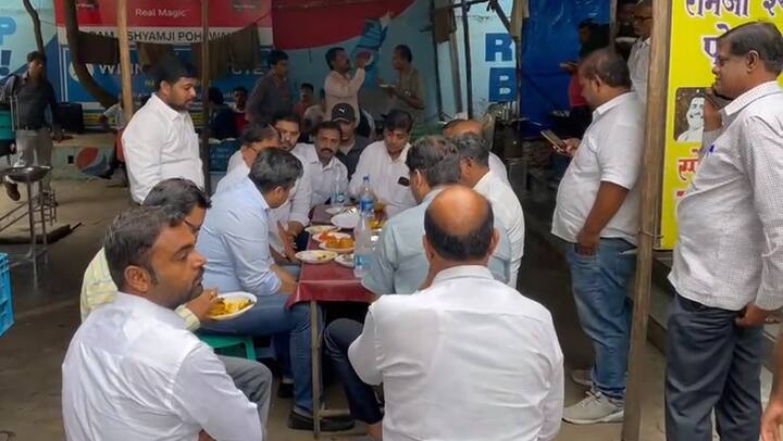 या बैठकीपूर्वी रोहित पवार यांनी कार्यकर्त्यांसह तर्री पोह्यांचा आनंद लुटला.