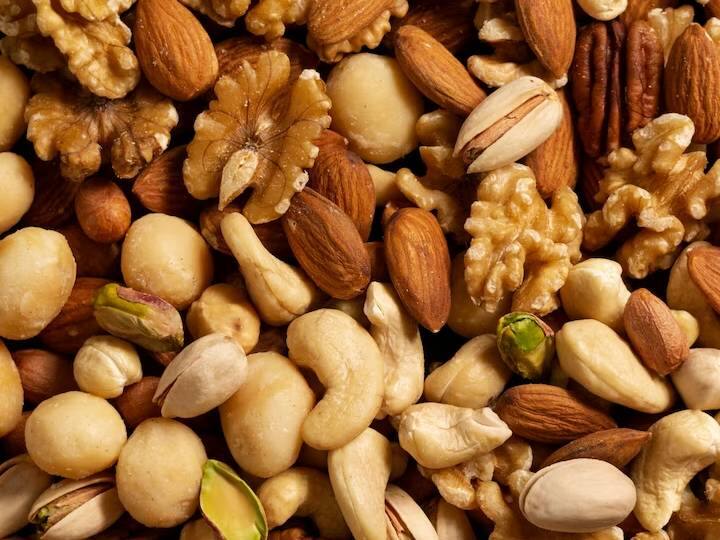 अच्छी सेहत के लिए रोज ड्राई फ्रूट्स खाते हैं? तो शरीर पर पड़ने वाले इसके असर जान लीजिए