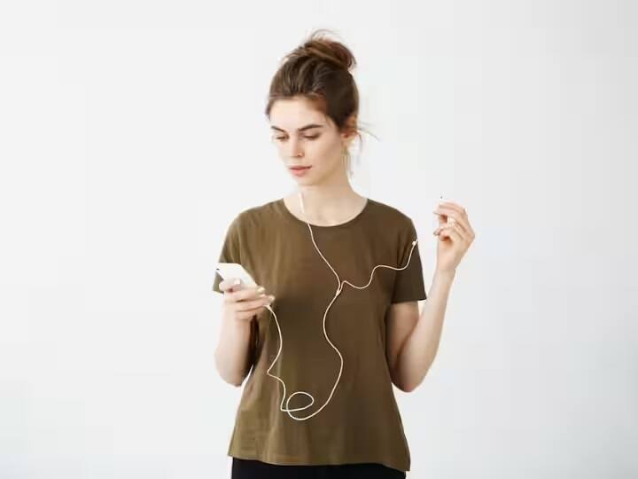 જો તમે 1 કલાકથી વધુ સમય માટે હેડફોન અથવા ઇયરબડ્સનો ઉપયોગ કરો છો, તો તેને લગભગ 20 મિનિટ માટે બદલો, એટલે કે દર 1 કલાક પછી તમારે હેડફોન અને તમારા કાનને 20 મિનિટનો બ્રેક આપવો જોઈએ.