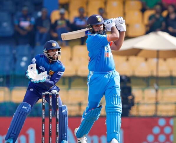 গতকাল প্রথমে ব্যাট করতে নেমে ভারতীয় দল নির্ধারিত ৫০ ওভারে ২১৩ রানই মাত্র বোর্ডে তুলতে পারে। অর্ধশতরানের ইনিংস খেলেন রোহিত শর্মা।