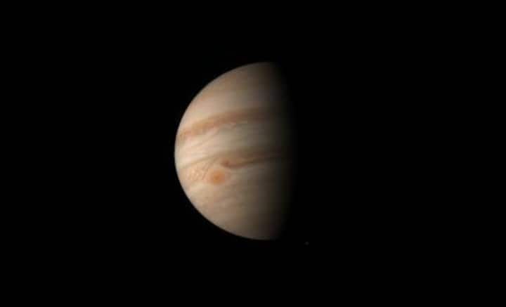 NASA জানিয়েছে, যেদিন বৃহস্পতি এবং Io-কে একফ্রেমে ধরে Juno, সেদিন Io থেকে Juno-র দূরত্ব ছিল ৫১ হাজার ৭৭০ কিলোমিটার। জুপিটার থেকে ৩ লক্ষ ৯৫ হাজার কিলোমিটার উপরে ছিল Juno.
