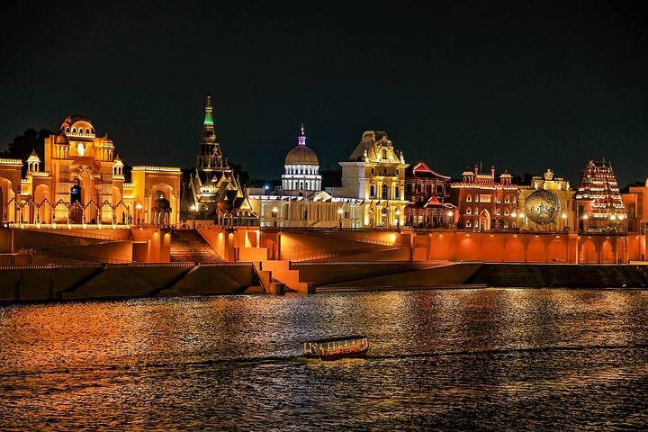 সৌন্দর্যায়নের জন্য একাধিক কাজ করা হয়েছে। একটি ঘণ্টাও তৈরি করা হয়েছে, যার ওজন ৮২০০০ কেজি। চম্বল মাতার একটি মূর্তিও তৈরি করা হয়েছে।