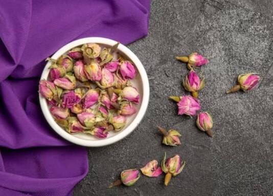 गुलाब श्रीखंड आरोग्यासाठी खूप चांगलं आहे आणि खाण्यातही मज्जा येते. तुम्ही पूजेत भोग म्हणून हे श्रीखंड बनवू शकता, तर याची रेसिपी पाहूया.