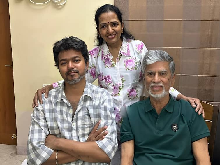 Vijay met his father S A chandrasekhar who undergone surgery as soon as return from US shoba chandrasekhar details Vijay with SAC: அமெரிக்காவில் இருந்து திரும்பிய கையுடன் அப்பா எஸ்.ஏ.சியை சந்தித்த விஜய்.. வைரலாகும் ஃபோட்டோ!