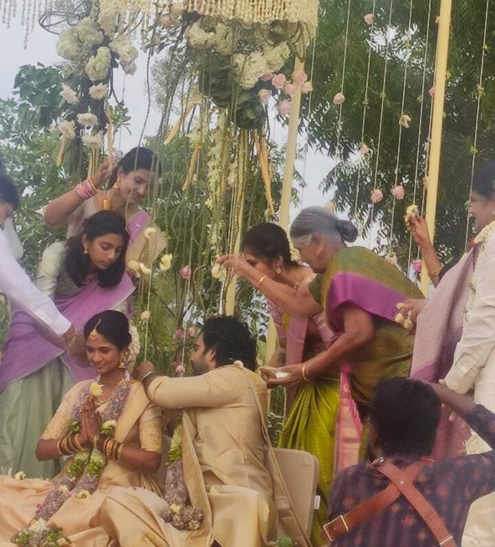 இவர்களின் திருமண புகைப்படங்கள் இணையத்தில் வெளியாகி வைரலாகி வருகிறது.