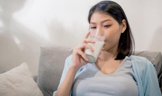 Milk Benefits: दुधात अनेक पोषकतत्त्वं असतात. सकाळच्या तुलनेत रात्री झोपण्यापूर्वी एक ग्लास कोमट दूध पिण्याने शरीरास अनेक फायदे मिळतात.