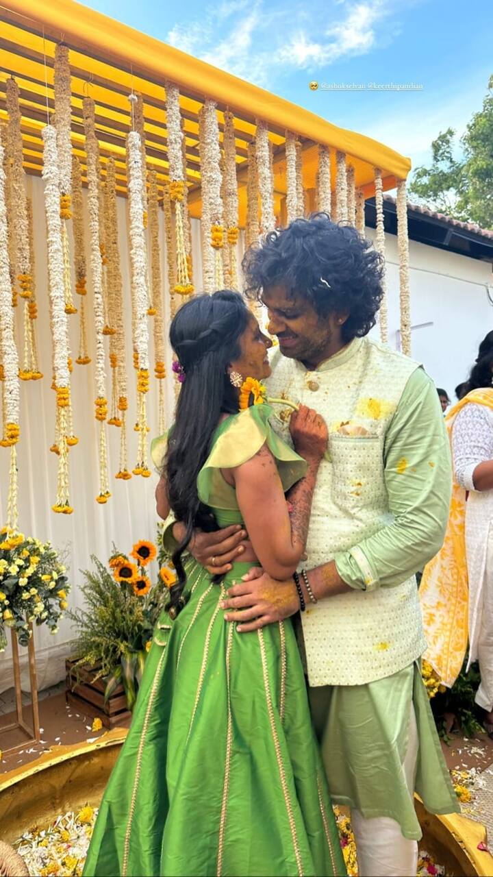 இந்த திருமண விழாவில் குடும்பத்தினர்கள், நெருங்கியவர்கள் கலந்து கொண்டனர்