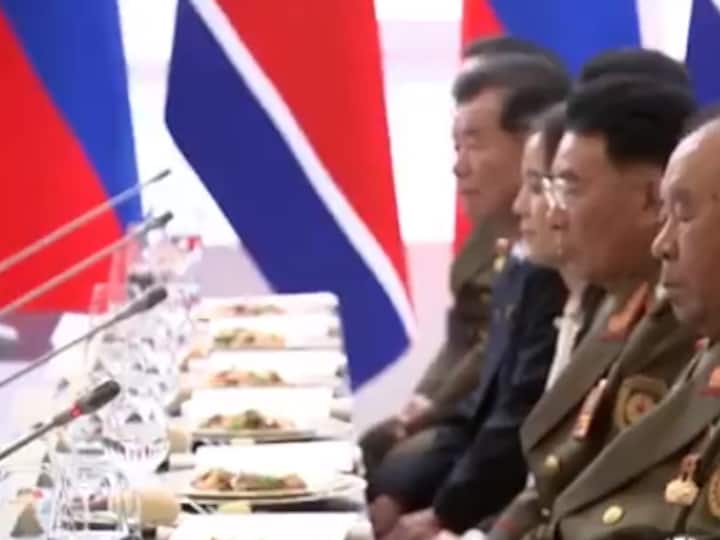 नॉर्थ कोरियाई नेता किम जोंग उन की यात्रा के सम्मान में रखे गए डिनर में पकी हुई सब्जियों के साथ मार्बल बीफ एंट्रेकोटे था.