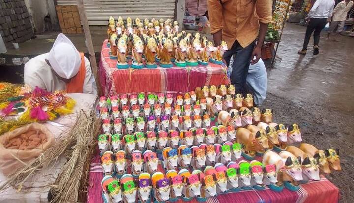 एक बैलाची किंमत दोनशे रुपयापासून तर पंचवीस हजार रुपयापर्यंत वाढली आहे. किंमत वाढली तरीही पालकांची लाकडी बैल खरेदी करण्यासाठी गर्दी दिसून येत आहे.