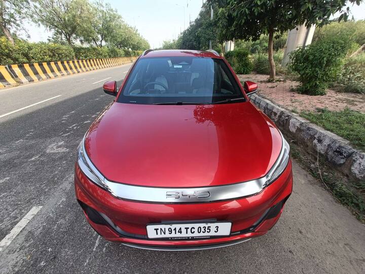 इस लिस्ट में पांचवी सबसे ज्यादा ड्राइविंग रेंज वाली इलेक्ट्रिक कार बीवाईडी ऑटो3 है. इसकी ARAI सर्टिफाइड रेंज 521 किमी प्रति चार्ज है, भारत में इसकी शुरुआती कीमत 33.99 लाख रुपए एक्स-शोरूम है.