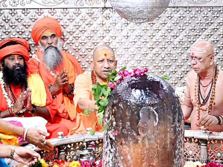 Ujjain News: उत्तर प्रदेश के मुख्यमंत्री योगी आदित्यनाथ उज्जैन पहुंचे. उन्होंने प्रसिद्ध ज्योतिर्लिंग महाकालेश्वर मंदिर पहुंचकर विधि विधान के साथ पूजा अर्चना की.