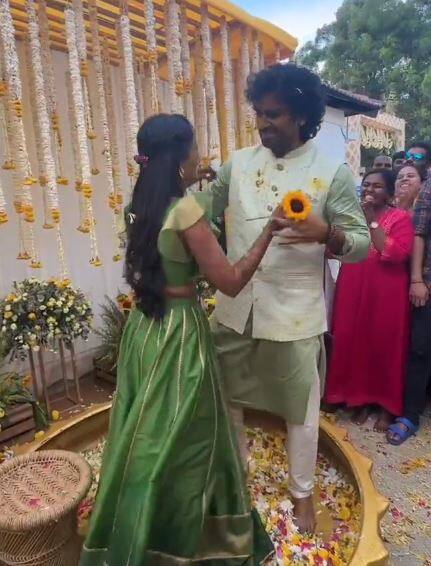 அவரின் ப்ரோபோஸலை ஏற்றுக்கொண்டார் அசோக்.