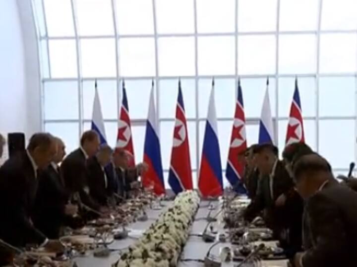 रूस की तरफ से किम के लिए आयोजित किए गए डिनर में पाइन नट्स और गाढ़े दूध के साथ टैगा लिंगोनबेरी डिश शामिल थी.