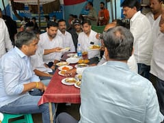 Rohit Pawar In Nagpur : रोहित पवार यांनी नागपुरात घेतला तर्री पोह्यांचा आस्वाद