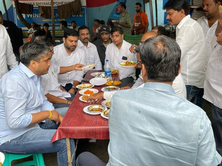 राष्ट्रवादी काँग्रेसचे (शरद पवार गट) आमदार रोहित पवार यांनी आज नागपूरमध्ये तर्री पोह्यांचा आस्वाद घेतला.