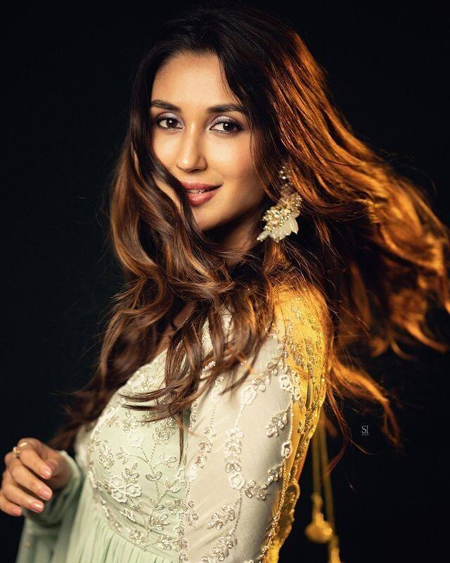 Kabir Singh Fame Nikita Dutta Photos: બૉલીવુડ એક્ટ્રેસ નિકિતા દત્તા દરરોજ પોતાની સુંદર તસવીરોના કારણે ચર્ચામાં રહે છે. તે હંમેશા પોતાની બૉલ્ડ એન્ડ હૉટ તસવીરો શેર કરતી રહે છે. તે જ્યારે પણ પોતાની તસવીરો શેર કરે છે, ત્યારે ફેન્સ તેના અંદાજના દિવાના થઇ જાય છે. તાજેતરમાં જ એક્ટ્રેસ નિકિતા દત્તાએ પોતાના એથનિક લૂક્સની તસવીરો ફેન્સની વચ્ચે શેર કરી છે, જે કેર વર્તાવી રહી છે. જુઓ એક્ટ્રેસની ન્યૂ લૂક તસવીરો....