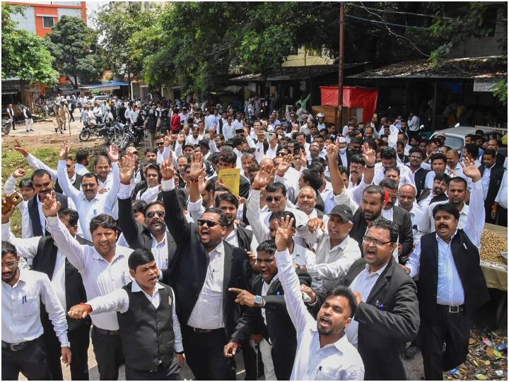 Lawyers protest continues against Hapur lathicharge UP Advocate Strike: हापुड़ लाठीचार्ज के विरोध में वकीलों का विरोध जारी, कल फूकेंगे सरकार का पुतला