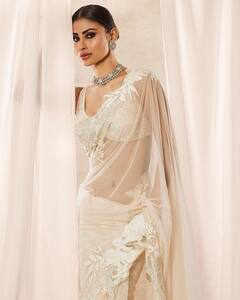 Mouni Roy Photos : వైట్ శారీలో దేవ కన్యలా మౌనీ రాయ్ - ఆ సొగసు చూశారా?