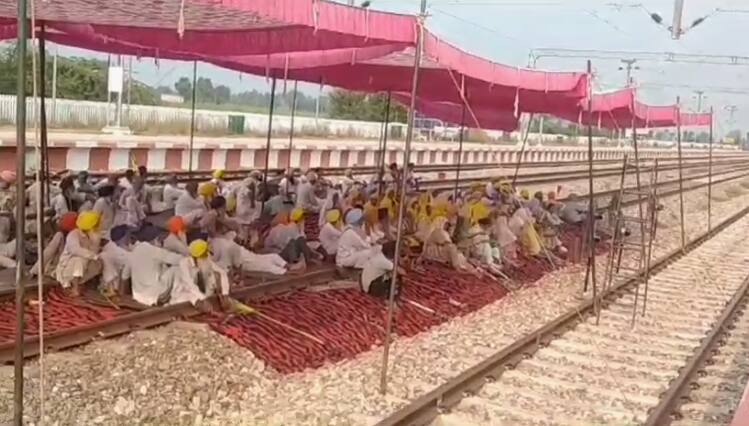 Farmer protest on railway track in sangrur Sangrur news: ਰੇਲਵੇ ਟ੍ਰੈਕ 'ਤੇ ਕਿਸਾਨਾਂ ਦਾ ਪ੍ਰਦਰਸ਼ਨ, ਕੋਰੋਨਾ ਕਾਲ ਤੋਂ ਬਾਅਦ ਨਹੀਂ ਆਈ ਕੋਈ ਰੇਲ, ਕੀਤੀ ਇਹ ਮੰਗ