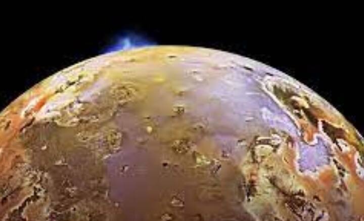 আপাতত Io-কে বিশেষ গুরুত্ব দিয়ে দেখছে NASA- মহাকাশযান Juno. আরও কাছ থেকে Io-র ছবি তোলার পাশাপাশি, বৃহস্পতির উপগ্রহ সম্পর্কে বিশদ তথ্য সংগ্রহে তৎপর হয়েছে Juno. ২০২৩ সালের শেষ এবং ২০২৪ সালের গোড়ার দিকে Io-র আরও কাছাকাছি পৌঁছে যাবে মহাকাশযানটি।