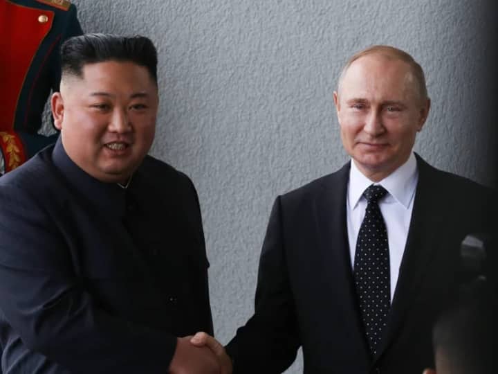 रूसी राज्य समाचार एजेंसी TASS के अनुसार नॉर्थ कोरियाई नेता किम जोंग उन की यात्रा के सम्मान में रूस ने बुधवार को एक भव्य रात्रिभोज का आयोजन किया.