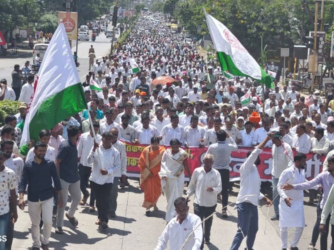 Raju Shetti : गेल्या वर्षीचा हिशेब झाल्याशिवाय एकही कारखाना चालू करू देणार नाही; राजू शेट्टींचा विराट मोर्चातून इशारा Raju Shetti says in kolhapur No sugar factory will be allowed to open without accounting for the previous year Raju Shetti : गेल्या वर्षीचा हिशेब झाल्याशिवाय एकही कारखाना चालू करू देणार नाही; राजू शेट्टींचा विराट मोर्चातून इशारा