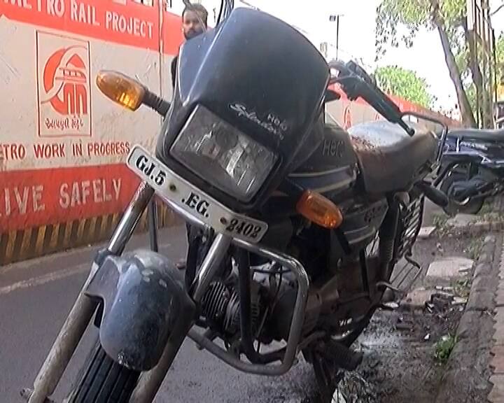 Crime: ફિલ્મી સ્ટાઇલે લૂંટની ઘટના, બાઇક પર 3 લૂંટારૂઓ આવ્યા, વેપારીને ચપ્પૂના ઘા મારીને 8 લાખ લઇ ફરાર