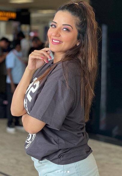 ਮੋਨਾਲੀਸਾ ਆਪਣੀਆਂ ਲੇਟੈਸਟ ਤਸਵੀਰਾਂ ਵਿੱਚ ਬੈਗੀ ਲੁੱਕ ਵਿੱਚ ਟੀ-ਸ਼ਰਟ ਅਤੇ ਸ਼ਾਰਟਸ ਪਹਿਨੇ ਨਜ਼ਰ ਆ ਰਹੀ ਹੈ।