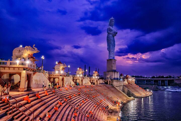 গোটা নদীর পাড় সাজিয়ে ফেলা হয়েছে। পুরনো রাজস্থানী শিল্পের অনুকরণে সেজে উঠেছে নানা স্তম্ভ, মিনার। নদীর পাড়ে যেন একটুকরো পুরনো রাজস্থান।