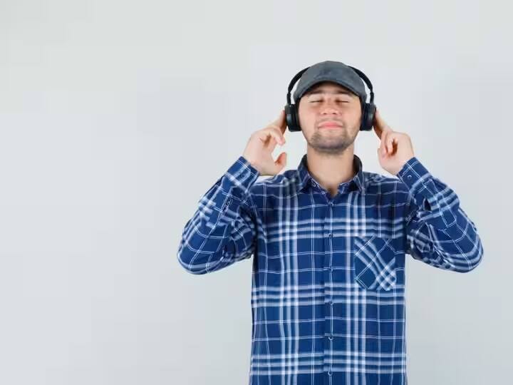 નૉઈઝ કેન્સલેશન સાથે હેડફોન અને ઇયરબડ્સ ખરીદવાનો ફાયદો એ છે કે તમે ઓછા વૉલ્યૂમમાં પણ વસ્તુઓ સરળતાથી સાંભળી શકશો. તમને કોઈ બહારનો અવાજ સંભળાશે નહીં, તેથી તમારું ધ્યાન ઑડિયો પર રહેશે અને તમારે વૉલ્યૂમ બદલવાની જરૂર નહીં પડે.