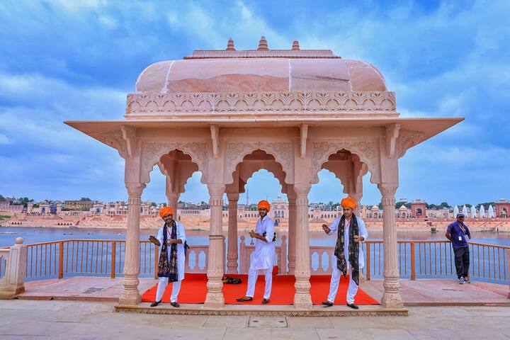 এই সৌন্দর্যায়ন প্রকল্পও অবশ্য বিতর্কের দজন্ম দিয়েছে। এমনভাবে পাড় বাঁধিয়ে কাজ করায় তা চম্বল নদীর জন্য ভাল নয় বলে দাবি করেছেন পরিবেশবিদদের একাংশ।