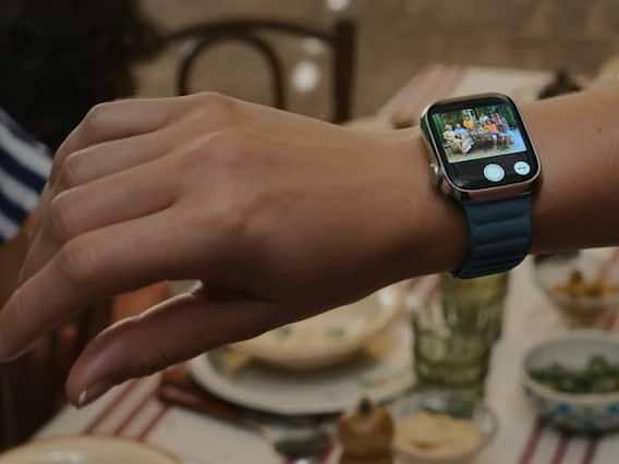 તેમાં કસ્ટમાઇઝ એક્શન બટન છે. તેમાં નવું જેસ્ચર કંટ્રોલ આપવામાં આવ્યું છે. તેમજ નવી સાયકલિંગ ફીચર, ફોન માટે ફાઈન્ડીંગ, ફ્લેશલાઈટ બુસ્ટ ફીચર આપવામાં આવ્યું છે. જ્યારે Apple Watch Ultra 2 ની કિંમત $799 રાખવામાં આવી છે.