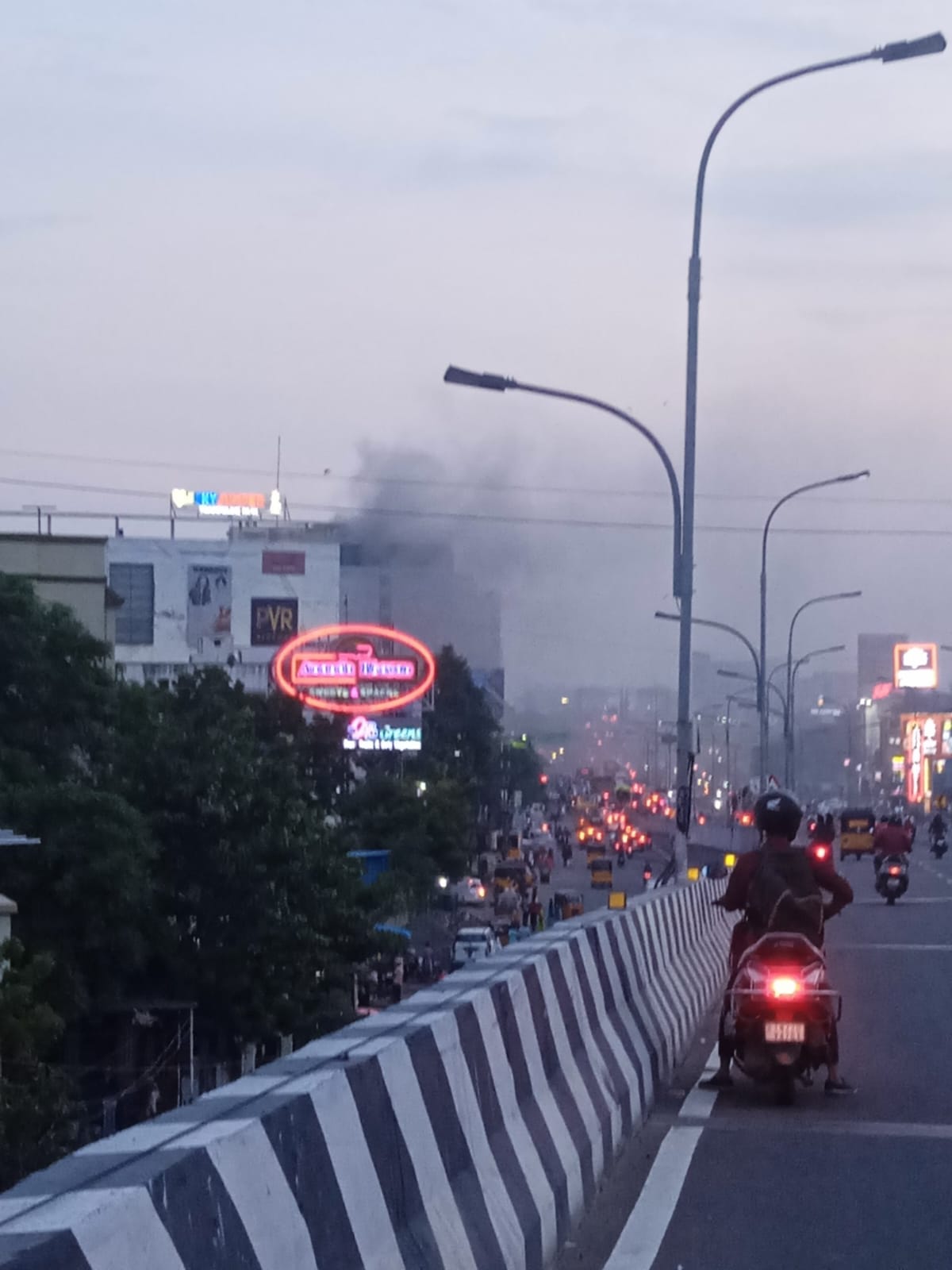 Fire Accident: 9 மாடி கட்டிடத்தில் பயங்கர தீ விபத்து - சம்பவ இடத்திற்கு விரைந்த தீயணைப்பு துறையினர்