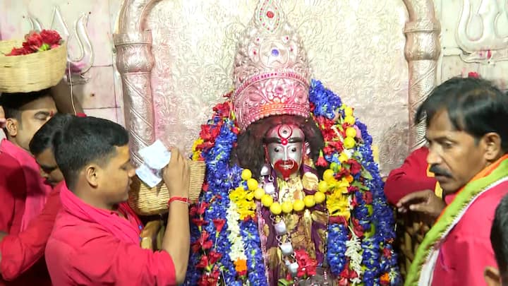 এদিন মায়ের শিলামূর্তিকে স্নান করানোর পর পরানো হয় রাজবেশ। অনেকে আবার এই তিথিকে বলেন কৌশী অমাবস্যা।