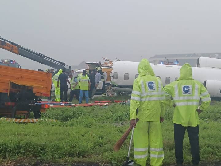 Mumbai Plane Crash: मुंबई एयरपोर्ट पर गुरुवार (14 सितंबर) को एक प्राइवेट जेट भारी बारिश के दौरान लैंड कर रहा था. इस दौरान प्लेन रनवे से फिसल गया और हादसे का शिकार हो गया.