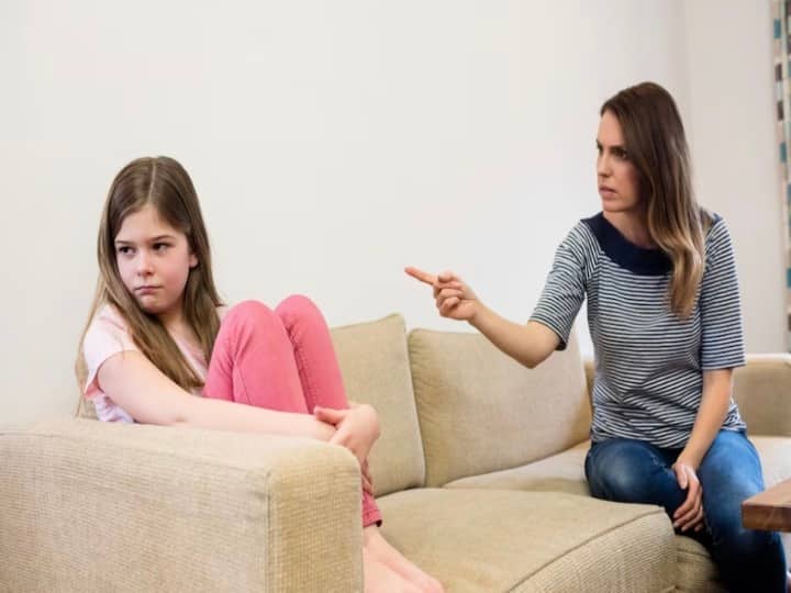 parenting tips scolding affects children mental health बात-बात पर बच्चों को लगाते हैं डांट तो संभल जाइए, बिगड़ सकती है उनकी l मेंटल हेल्थ