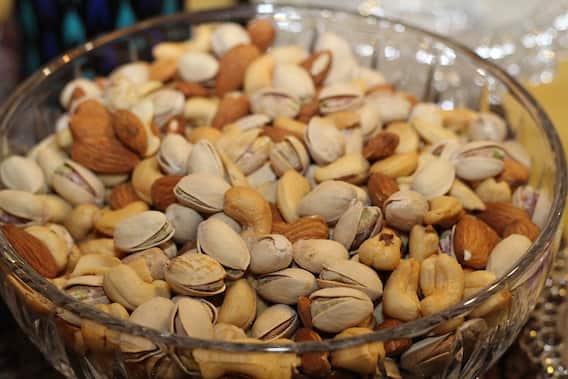 Benefits of Almonds: Almonds help in eliminating the problem of dandruff, there are many other benefits too. Benefits of Almonds: Almonds help in eliminating the problem of dandruff, there are many other benefits too.