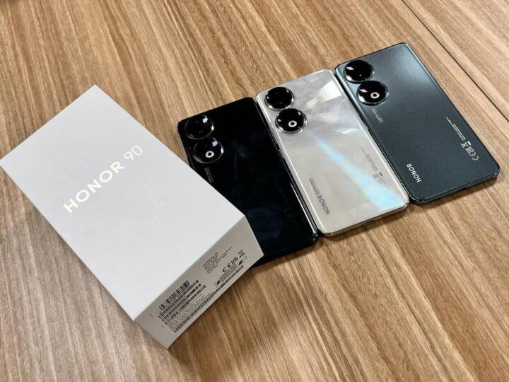 ये स्मार्टफोन एंड्रॉइड 13 बेस्ड MagicOS 7.1 पर काम करता है. स्मार्टफोन की सिक्योरिटी के लिए इसमें आपको इन-डिस्प्ले फिंगरप्रिंट सेंसर मिलता है. स्मार्टफोन में कंपनी आपको 2 साल का OS अपडेट और 3 साल का सिक्योरिटी अपडेट प्रदान करेगी.
