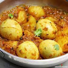 பிறகு பொடியாக நறுக்கிய வெங்காயம், மற்றும் சிறிது கருவேப்பிலை சேர்த்து வதக்க வேண்டும். பாதி வதங்கியதும் இடித்து வைத்த சின்ன வெங்காயக் கலவையை சேர்த்து வதக்கவும். பிறகு பொடியாக நறுக்கிய தக்காளியை சேர்த்து நன்கு வதக்கவும்.