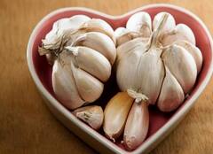 Health Tips : 'या' लोकांनी कच्चा लसूण कधीही खाऊ नये, का जाणून घ्या?