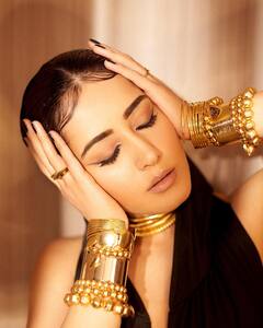 బ్లాక్ బ్యూటీగా మారిన రాశిఖన్నా - డ్రస్సు కొత్తగా ఉందిగా!