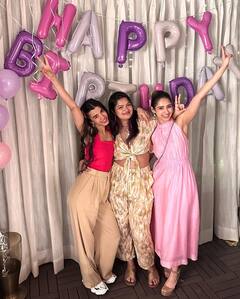 Hrithik Roshan की भांजी के बर्थडे सेलिब्रेशन में पहुंचीं गर्लफ्रेंड Saba Azad, एक्टर की फैमिली के साथ यूं दिए पोज