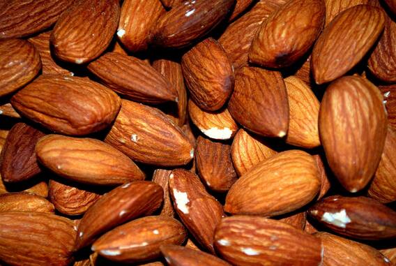 Benefits of Almonds: Almonds help in eliminating the problem of dandruff, there are many other benefits too. Benefits of Almonds: Almonds help in eliminating the problem of dandruff, there are many other benefits too.
