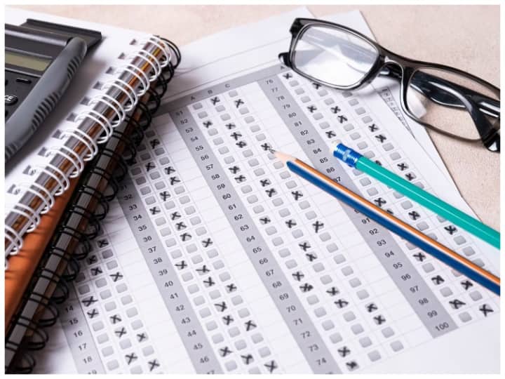 सीबीएसई बोर्ड ने दसवीं और बारहवीं के साल 2024 के एग्जाम में कुछ चेंज किए हैं. फॉरमेट बदला है, अब कंपीटेंसी बेस्ड सवाल ज्यादा पूछे जाएंगे. इन्हें एक्सप्लेन करने के लिए सैम्पल पेपर या प्रैक्टिस पेपर भी रिलीज कर दिए गए हैं. अब मल्टीपल च्वॉइस क्वैश्चंस की संख्या बढ़ायी जाएगी और लांग तथा शॉर्ट क्वैश्चन आंसर को कम वेटेज दिया जाएगा.