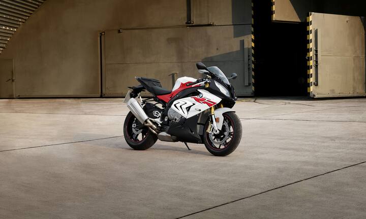 अगली बाइक बीएमडब्ल्यू एस 1000आरआर है. इस स्पोर्ट बाइक को 19.5 - 23.75 लाख रुपए एक्स-शोरूम की कीमत पर खरीदा जा सकता है. ये बाइक 1000cc इंजन से लैस है और इसका वजन 197 किग्रा है.