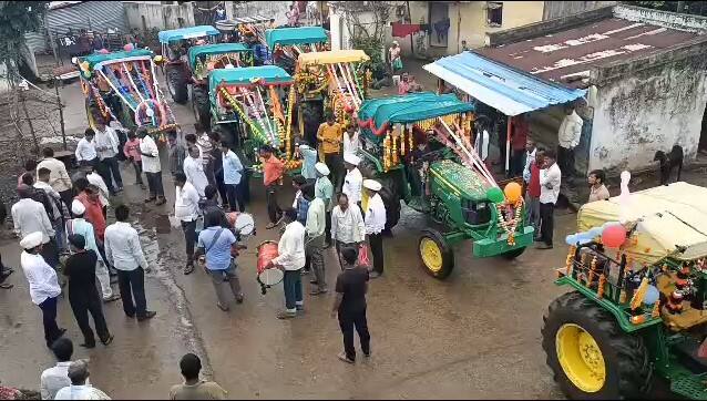 शेतीच्या कामात बैलाची जागा घेतलेल्या ट्रॅक्टरचा पोळा भरवला.