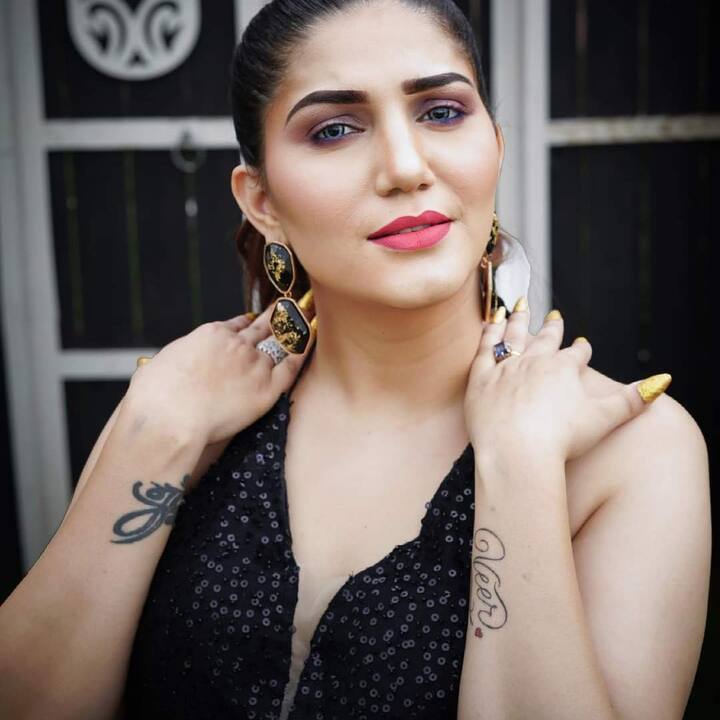 ਜਦੋਂ ਸਪਨਾ ਚੌਧਰੀ ਨੇ ਸਲਮਾਨ ਖਾਨ ਦੇ ਸਾਹਮਣੇ ਬਿੱਗ ਬੌਸ 11 'ਚ ਐਂਟਰੀ ਕੀਤੀ ਤਾਂ ਦਬੰਗ ਖਾਨ ਨੇ ਉਨ੍ਹਾਂ ਨੂੰ ਸਟੇਜ 'ਤੇ ਸਵਾਲ ਵੀ ਪੁੱਛਿਆ ਕਿ ਉਸ ਨੇ ਜ਼ਹਿਰ ਕਿਉਂ ਖਾ ਲਿਆ, ਤਾਂ ਸਪਨਾ ਚੌਧਰੀ ਨੇ ਜਵਾਬ ਦਿੱਤਾ ਸੀ ਕਿ ਹਾਂ, ਮੈਂ ਜ਼ਹਿਰ ਖਾ ਲਿਆ ਸੀ, ਰੱਬ ਦਾ ਆਸ਼ੀਰਵਾਦ ਹੈ ਮੇਰੀ ਜਾਨ ਬਚ ਗਈ ਅਤੇ ਮੈਨੂੰ ਨਵਾਂ ਜੀਵਨ ਮਿਲਿਆ ਹੈ। ਸਪਨਾ ਨੇ ਕਿਹਾ ਕਿ ਉਸ ਹਾਦਸੇ ਤੋਂ ਬਾਅਦ ਮੈਂ ਬਹੁਤ ਕੁਝ ਸਿੱਖਿਆ ਹੈ ਅਤੇ ਹੁਣ ਮੈਨੂੰ ਕੋਈ ਪਰਵਾਹ ਨਹੀਂ ਹੈ ਕਿ ਲੋਕ ਮੇਰੇ ਬਾਰੇ ਕੀ ਕਹਿੰਦੇ ਹਨ।