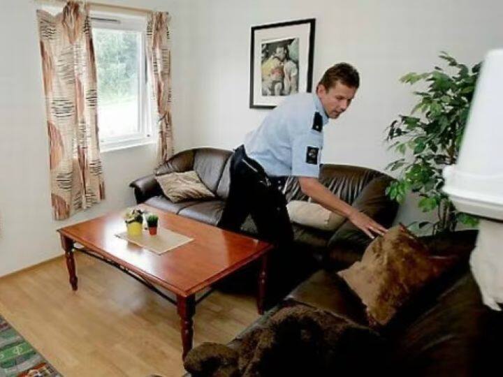 सबसे पहली जेल नॉर्वे की बास्टॉय जेल है. यहां एक बार में सिर्फ सौ कैदी ही रह सकते हैं. साल 1982 में बने इस जेल में कैदियों के लिए कमाल की सुविधाएं दी गई हैं. जैसे- इस जेल में हॉर्सराइडिंग, फिशिंग, टेनिस और सनबाथ जैसी सुविधाएं दी जाती हैं. इसके साथ ही इन्हें खाने में भी कमाल की चीजें दी जाती हैं.